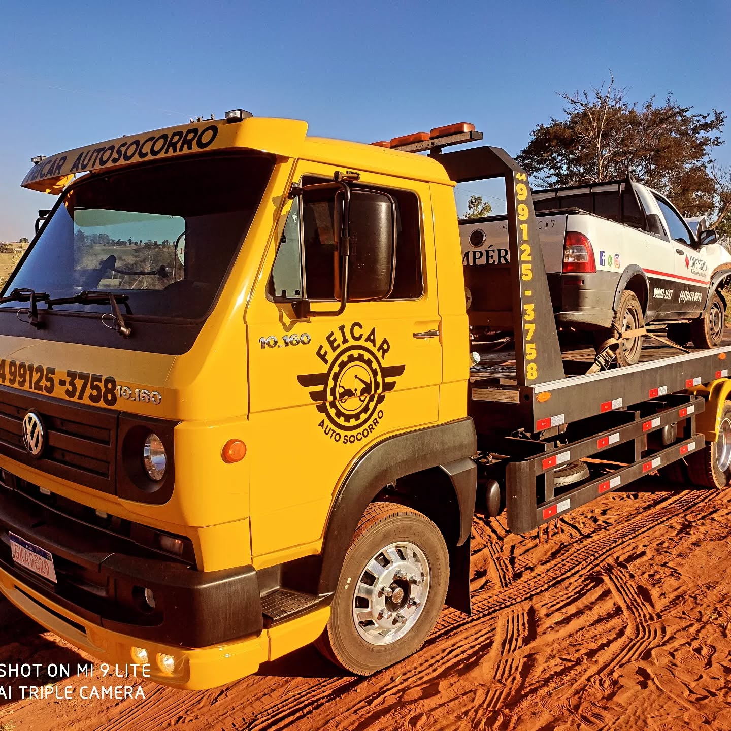 Caminhão guincho com pickup no flatbed