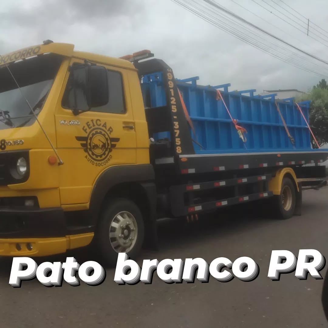 Guincho com container azul no reboque