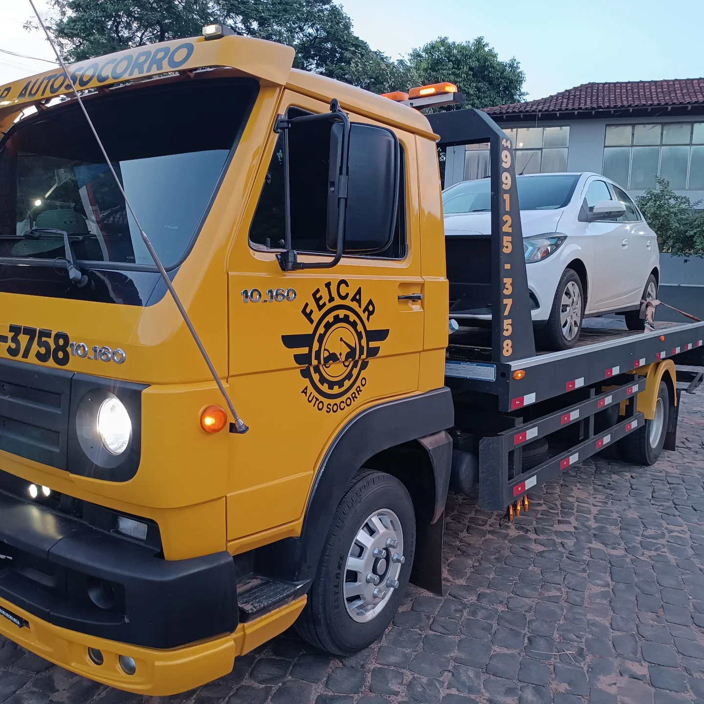 Caminhão guincho Feicar em operação, rebocando veículo com segurança